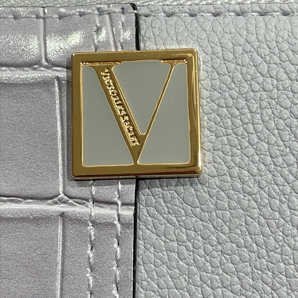 Victoria’s Secret Faux Leather and Faux Crocodile Zip Around Wallet NWT - Picture 5 of 13